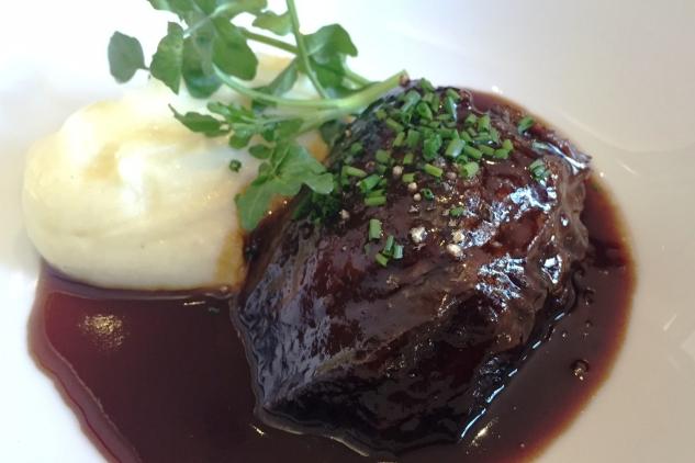 牛ほほ肉の赤ワイン煮